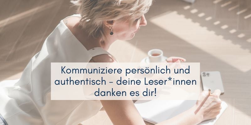Frau liegt auf dem Boden, schreibend, denkt über persönliche Kommunikation mit ihren potentiellen Kundinnen nach