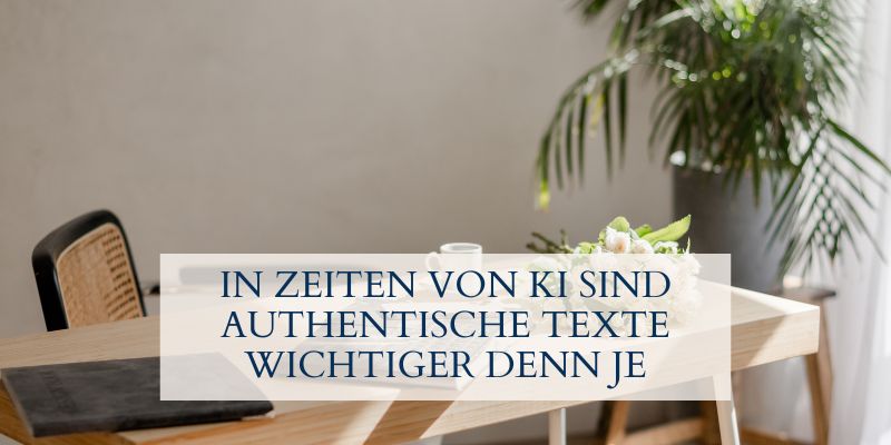 Bild von Schreibtisch und Pflanze im Hintergrund mit Aufschrift "In Zeiten von KI sind authentische Texte wichtiger denn je" zum Thema grünes SEO