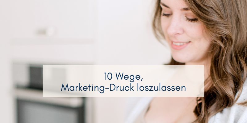 Frau lächelt über die verschiedenen Weg, den Marketing-Druck loslassen zu können