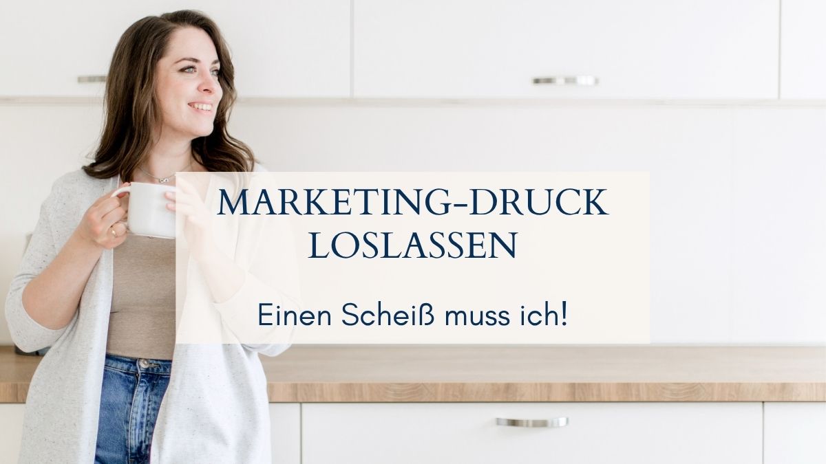 Eine Frau lächelt entspannt – Beitragsbild zum Artikel Marketing-Druck loslassen